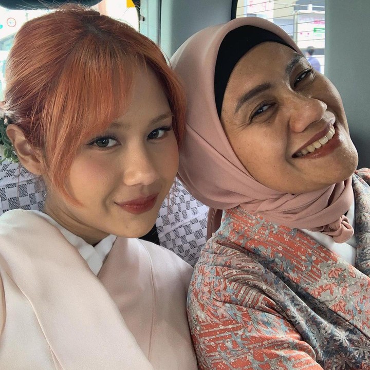 <p>Pengalaman yang dibagikan oleh Nadin ini langsung dibanjiri pujian dari netizen yang turut bangga dengan pencapainnya. "Bangga banget sama nadin! semoga kita bisa menyusul membahagiakan orang2 di sekitar kita, aamiin," tulis akun <em>@packagefrom****.</em> "Manis sekali kamu nadin. Semoga rezekimu selalu berkah dan seluas lautan. Pelukkk jauh," tulis akun <em>@dayla****.</em> "MasyaAllah anaknya kak <em>@nyiteung,"</em> tulis akun <em>@marlitara****.</em> (Foto: Instagram@cakecaine)</p>