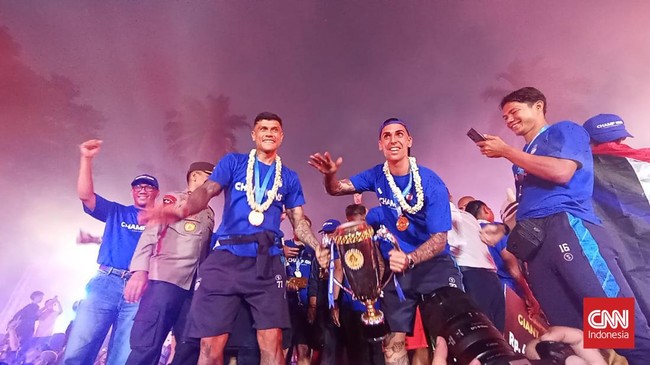 PJ Gubernur Jawa Barat (Jabar) Bey Machmudin menilai gelar juara Persib Bandung di Liga 1 2023/2024 merupakan akhir penantian satu dekade.