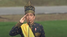 Jokowi Pakai Baju Adat Teluk Belanga Pimpin Upacara di Blok Rokan