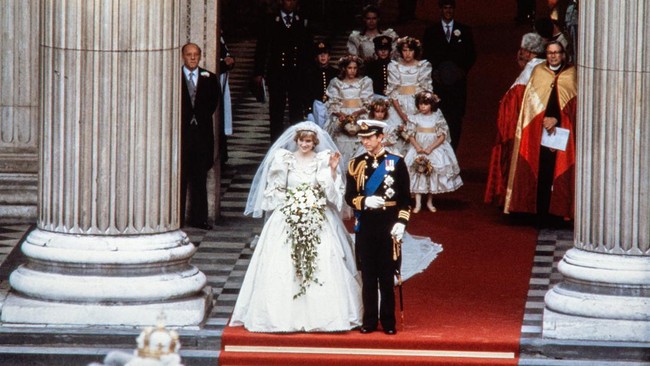 Fotografer blak-blakan soal momen nyata di balik foto-foto ikonis Putri Diana selama ini, seperti saat kenakan revenge dress pada 1994.
