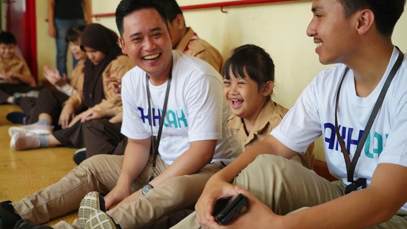 Sederet senyum hangat sambut kedatangan milenial PNM di Yayasan Pendidikan Dwituna. Senyum itu datang dari siswa/siswi SLB Rawinala penyandang tuna ganda netra