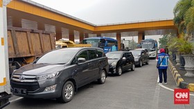 Rombongan Bobotoh Padati Pintu Tol Pasteur Bandung, Lalu Lintas Macet