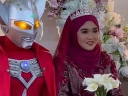 Kisah di Balik Pengantin Pria Pakai Kostum Ultraman, Ternyata...