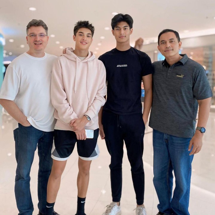 <p>Diah juga mengunggah foto Eddy dan Marco saat berpose dengan ayah mereka. Dari potret ini terlihat tinggi badan Eddy dan Marco sudah melebihi ayah-ayahnya, Bunda. (Foto: Instagram @dps_diahpermatasari)</p>