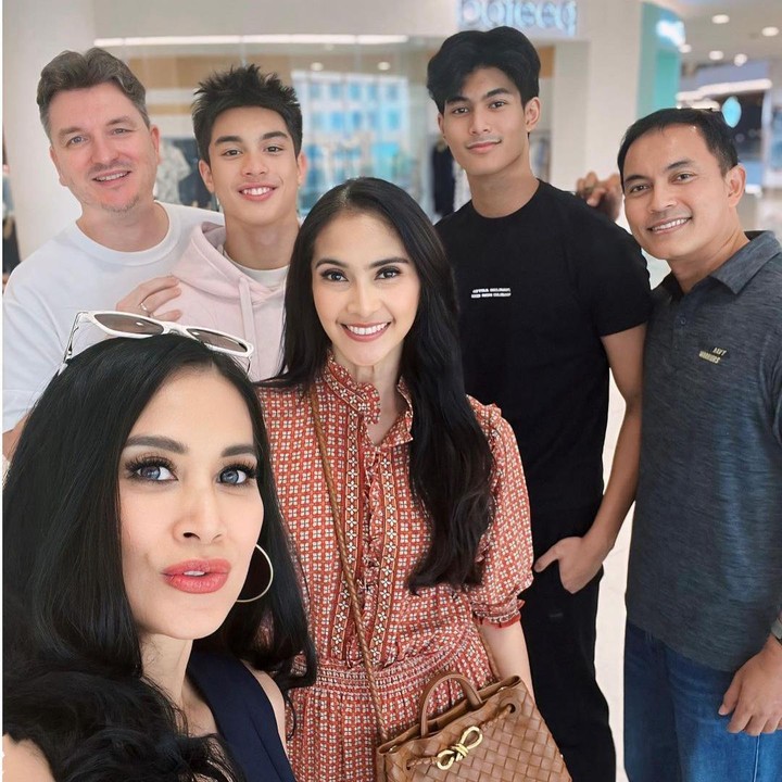<p>Belum lama ini, Diah dan Maudy membagikan momen pertemuan kedua keluarganya di salah satu mall. Maudy terlihat menggandeng putra dan suaminya, begitupun Diah Permatasari yang menghabiskan waktu bersama suami dan putra bungsunya Marco. (Foto: Instagram @dps_diahpermatasari)</p>