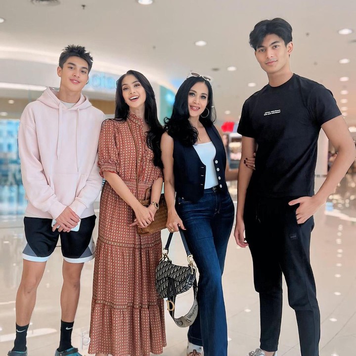 <p>Putra aktris Diah Permatasari dan Maudy Koesnaedi belum lama ini mencuri perhatian publik karena paras tampannya. Mereka adalah putra kedua Diah, Marciano Nicholas Jatmiko, dan putra semata wayang Maudy, Eddy Maliq Meijer. (Foto: Instagram @dps_diahpermatasari)</p>