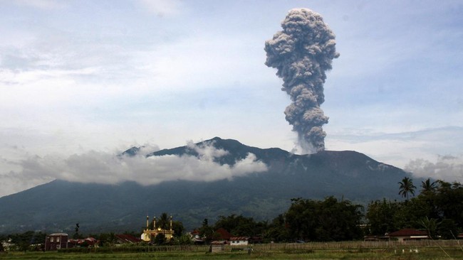 Gunung Marapi di Sumatera Barat (Sumbar) tetap terus erupsi hingga Selasa (11/6) siang.