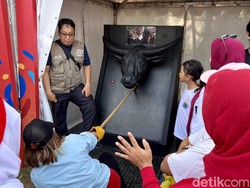 Keseruan Ibu-ibu Bandung Ikut Zumba-Tarik Tambang di Kiara Artha Park