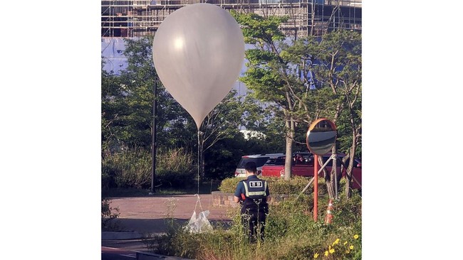 Korea Utara kembali mengirim ratusan balon udara ke Korea Selatan yang diduga membawa berbagai macam sampah pada Minggu (9/6) waktu Korea.