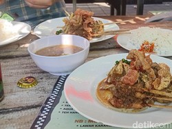 Mencicipi Lawar Plek Warung Pan Dodol, Merica Hijau Bikin Pedas