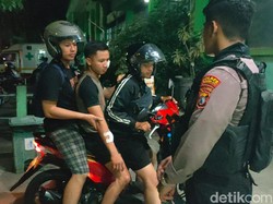 Polisi Kena Bacok Saat Bubarkan Tawuran Gerombolan Pemotor di Probolinggo