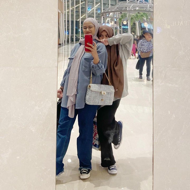 <p>Ines pernah membagikan potret saat hang out bareng Sienna, Bunda. Perempuan 31 tahun ini tak seperti ibu dan anak, melainkan adik-kakak. "Bukan mama anak ini mah..adek kakak," tulis seorang netizen di Instagram. (Foto: Instagram @nesyanabila)</p>