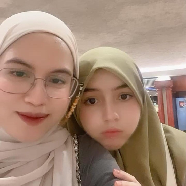 <p>Ines adalah istri Ben Kasyafani yang dinikahinya pada 2016 silam. Sebelum menikah dengan Ines, Ben sempat menjalin ikatan pernikahan dengan Marshanda hingga dikaruniai Sienna. Setelah memutuskan bercerai dari Marshanda, Sienna tinggal bersama Ben. Meski begitu, Marshanda dan Ben masih kompak membesarkan Sienna bersama Ines. (Foto: Instagram @nesyanabila)</p>