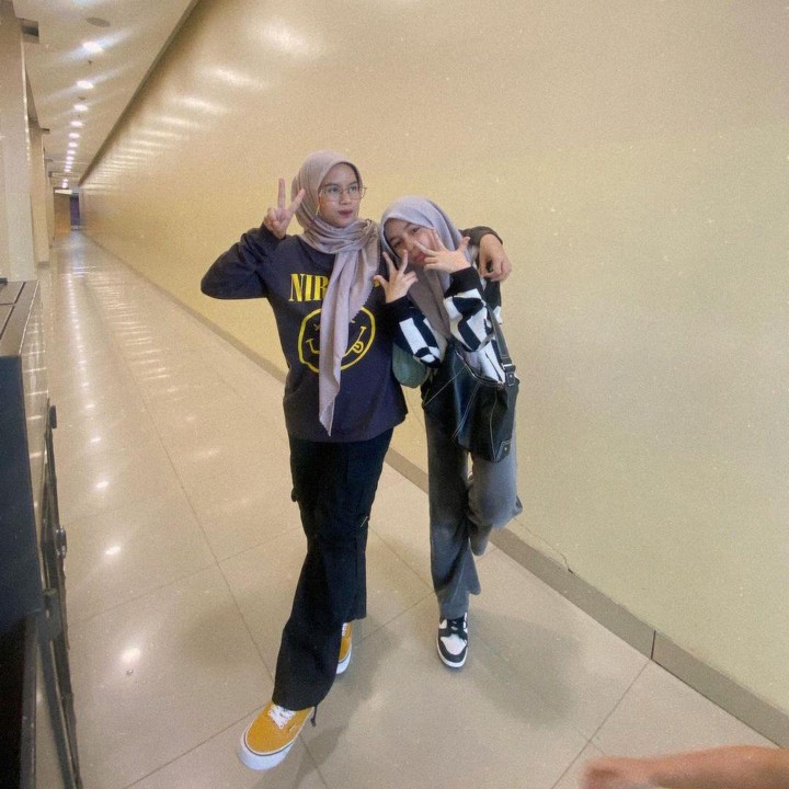 <p>Dalam kesehariannya, Sienna sendiri memang memutuskan untuk mengenakan jilbab. Penampilannya yang casual mirip dengan Ines, membuat keduanya juga sering disebut seperti 'Bestie' atau sahabat. (Foto: Instagram @nesyanabila)</p>