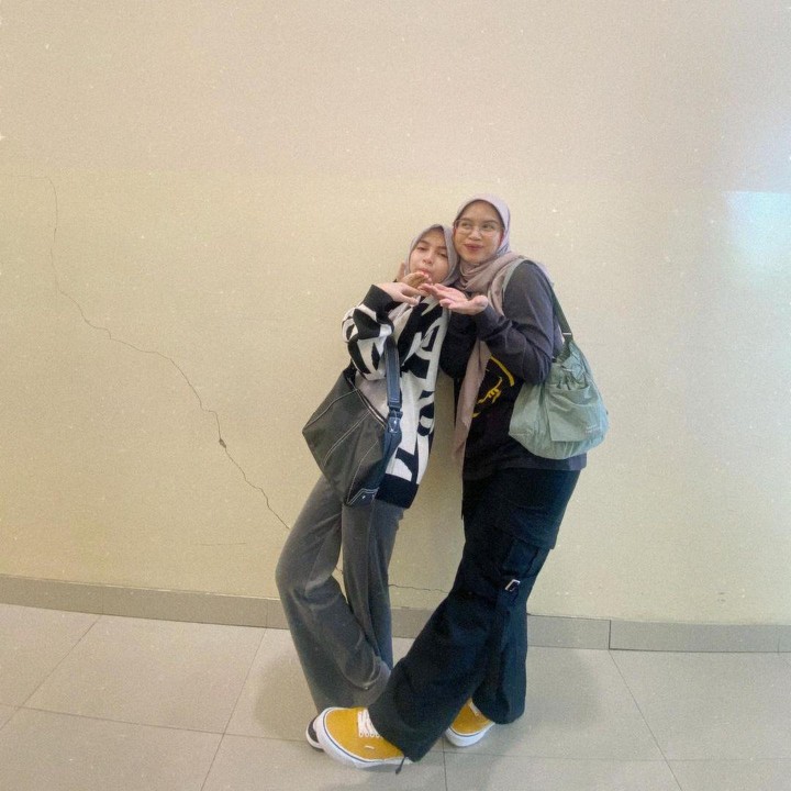 <p>Kedekatan Ines dan Sienna tak lepas dari campur tangan Marshanda. Aktris 34 tahun ini selalu memberikan dukungan pada Ines dalam urusan apapun, termasuk membantunya mengasuh Sienna. Marshanda bahkan pernah mengucapkan terima kasih pada Ines karena ketulusannya menjaga Sienna, dan selalu mengajak sang putri untuk mendoakannya sebelum tidur. (Foto: Instagram @nesyanabila)</p>