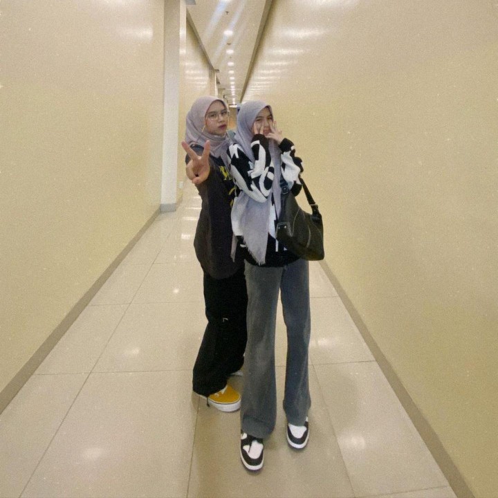 <p>Saat ini, Sienna berusia 11 tahun. Tumbuh sebagai remaja, Sienna banyak menghabiskan waktu bersama ibu sambungnya. Ines sering membagikan momen kebersamaanya dengan Sienna, mulai dari jalan-jalan bareng hingga mengenakan OOTD yang sama. (Foto: Instagram @nesyanabila)</p>
