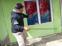 Viral Aksi Bang Jago Tenteng Pedang dan Rusak Rumah Warga di Garut