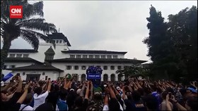 VIDEO: Detik-detik Pawai Juara Persib Bandung Tiba di Gedung Sate
