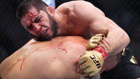 FOTO: Makhachev Berdarah-darah Pertahankan Gelar dari Poirier