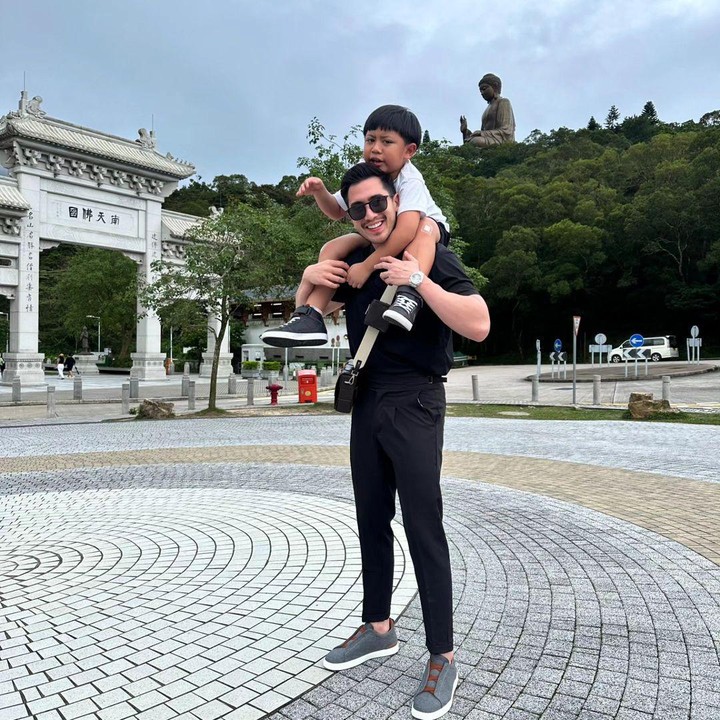 <p>Verrell terlihat sangat menikmati kebersamaannya bersama sang Ayah dan Bunda sambungnya. Bahkan, ia rela menjadi fotografer untuk mengabadikan momen. (Foto: Instagram @nyaisarni2)</p>