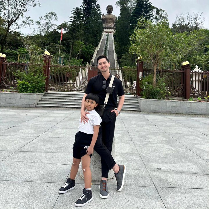 <p>Momen ini dibagikan langsung oleh Sarni pada laman Instagram-nya. Ia pun turut membagikan kedekatan kedua putra sambungnya dengan sang anak, Elvano Areliyan. (Foto: Instagram @nyaisarni2)</p>