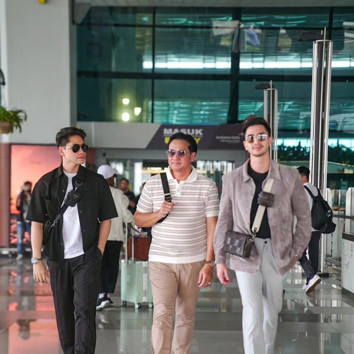 <p>Momen kebersamaan Verrell, Athalla, dan sang Ayah juga dibagikan Sarni di media sosial. Penampilan ketiganya ini mencuri perhatian netizen. "Wow kreen habis," tulis seorang netizen. "Keluarga Fhadilla keren-keren," ujar yang lain. (Foto: Instagram @nyaisarni2)</p>