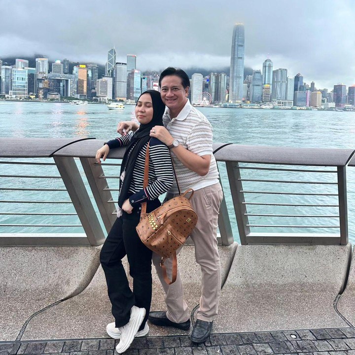 <p>Setelah berpisah dengan Venna Melinda, aktor Ivan Fadilla pun menikah untuk kedua kalinya dengan Sarni. Meski begitu, kedua putranya dari Venna, Verrell Bramasta dan Athalla Naufal, sangat dekat dengan sang Bunda sambung. (Foto: Instagram @nyaisarni2)</p>