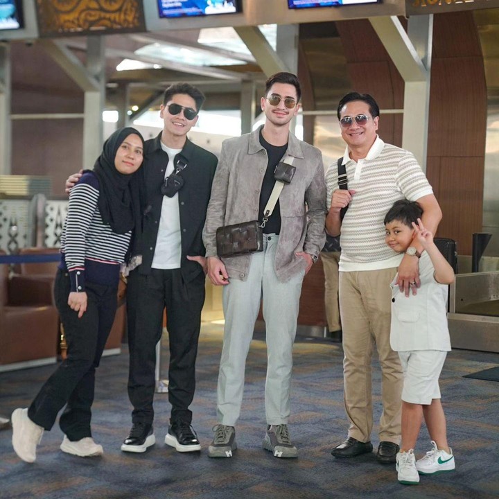 <p>Liburan kali ini merupakan hadiah Verrell untuk adik sambungnya El yang baru saja sunat, Bunda. Tampaknya, Verrell sudah merencanakan untuk mengajak keluarga ayahnya jalan-jalan ke luar negeri.  (Foto: Instagram @nyaisarni2)</p>
