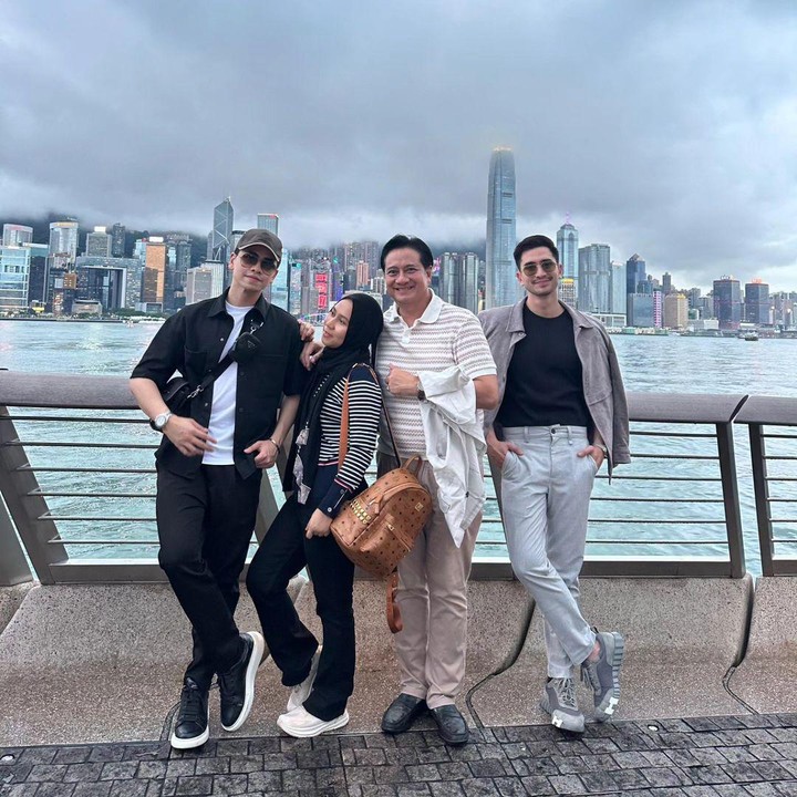 <p>Verrell dan Athalla pun menyempatkan diri untuk berkumpul dan berlibur bersama sang Ayah dan Sarni. Belum lama ini, mereka kedapatan menghabiskan waktu ke Hong Kong, lho. <em>(</em>Foto: Instagram @nyaisarni2)</p>