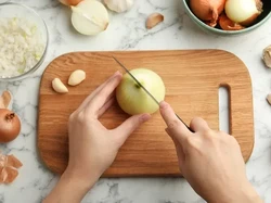 Dua Tips Jitu Potong Bawang Bombai Agar Mata Tak Perih Berair