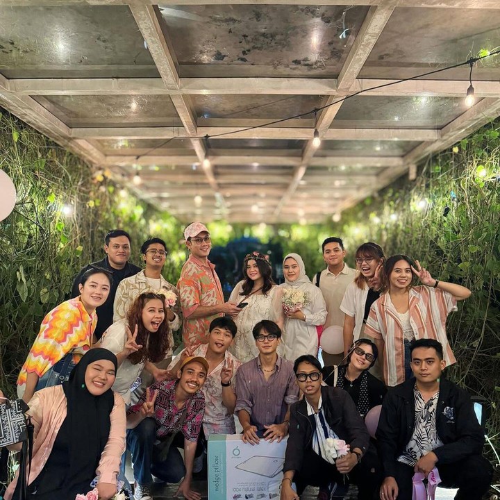<p>Acara baby shower Oliv tampak dihadiri oleh keluarga, sahabat, dan juga rekan kerja. Pada sebuah foto terlihat Denny dan Oliv mendapatkan sebuah hadiah dari rekan kerja mereka untuk menyambut kelahiran Si Kecil. (Foto: Instagram: @sumargodenny)</p>