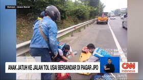 VIDEO: Anak Jatuh Ke Jalan Tol Usai Bersandar Di Pagar JPO