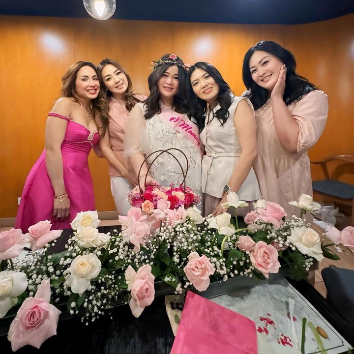 <p>Baby shower sendiri merupakan sebuah acara yang dilakukan untuk menyambut kelahiran Si Kecil yang tinggal hitungan minggu ataupun hari, Bunda. (Foto: Instagram: @sumargodenny)</p>