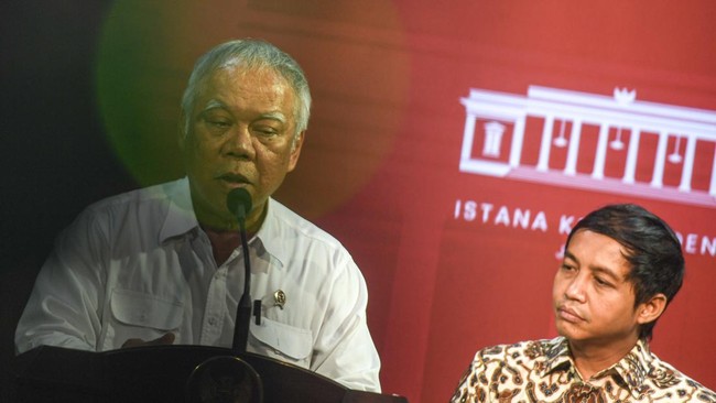 Presiden Prabowo Subianto melantik Basuki Hadimuljono sebagai Kepala Otorita Ibu Kota Nusantara (IKN) definitif di Istana Negara Jakarta, Selasa (5/11).