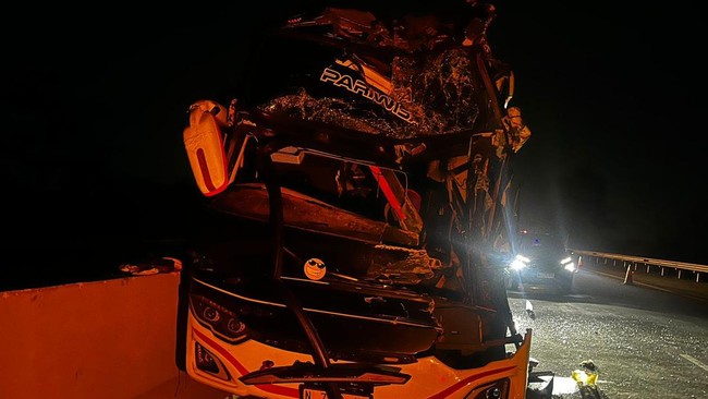 Sebuah bus pariwisata yang mengangkut rombongan ziarah Wali Lima terlibat kecelakaan di KM 58.600/A Ruas Tol Pandaan-Malang, Jawa Timur.