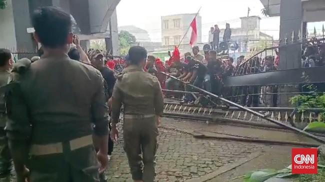 Massa merobohkan pagar dan merangsek masuk ke kantor gubernur Sulawesi Selatan saat aksi protes keberadaan W Super Club milik Hotman Paris di Makassar.