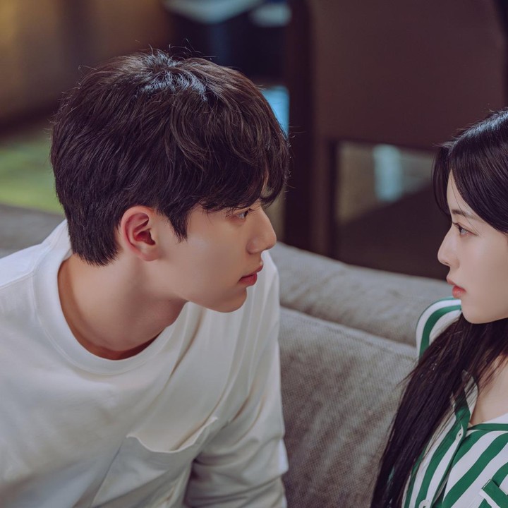 <p>Di cuplikan yang satu ini terlihat interaksi canggung di antara Kang Ha dan Jae Yi saat keduanya saling bertatapan satu sama lain. (Foto: Netflix)</p>