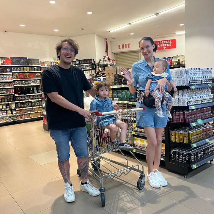 <p>Di sela-sela kesibukan mereka, pasangan ini selalu meluangkan waktu untuk Dijwa dan Djala meski hanya menghabiskan momen sederhana seperti pergi berbelanja ke toko swalayan. "Nongkrong kita sekarang ya.. Di supermarket," tulis Nadine dalam unggahannya. (Foto: Instagram @nadinelist)</p>