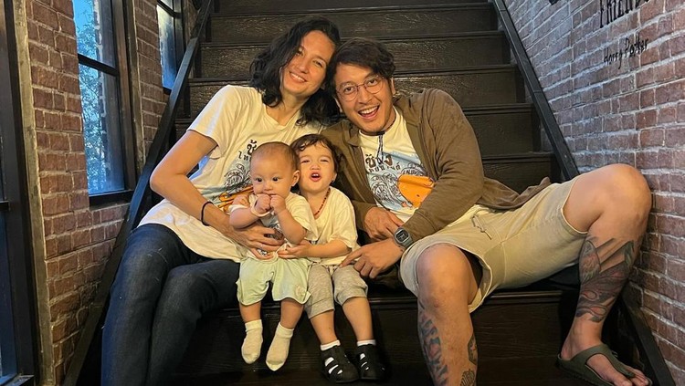 Dimas Anggara dan Nadine Chandrawinata