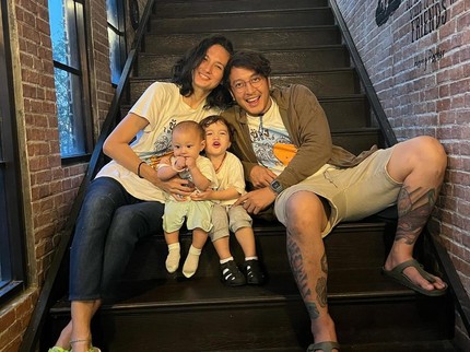 Gaya Parenting Nadine Chandrawinata Ajarkan Anak Cinta Alam Sejak Bayi
