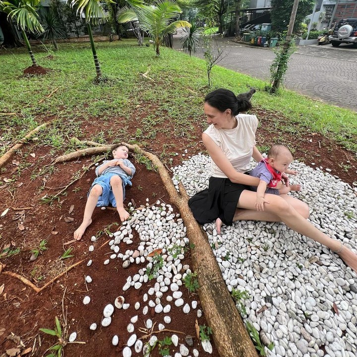 <p>Nadine Chandrawinata tak segan membiarkan kedua anaknya mengeksplorasi alam di sekitar mereka, Bunda. Kegiatan <em>refreshing</em> ini sontak mencuri atensi warganet, Bunda. "Waaa emang paling enak depan rumah kalau ada halaman gini emaknya gak bakal pusing buat ngajak anak <em>sensory play.</em> Tinggal tebar aja di halaman," ucap akun @asti******** (Foto: Instagram @nadinelist)</p>