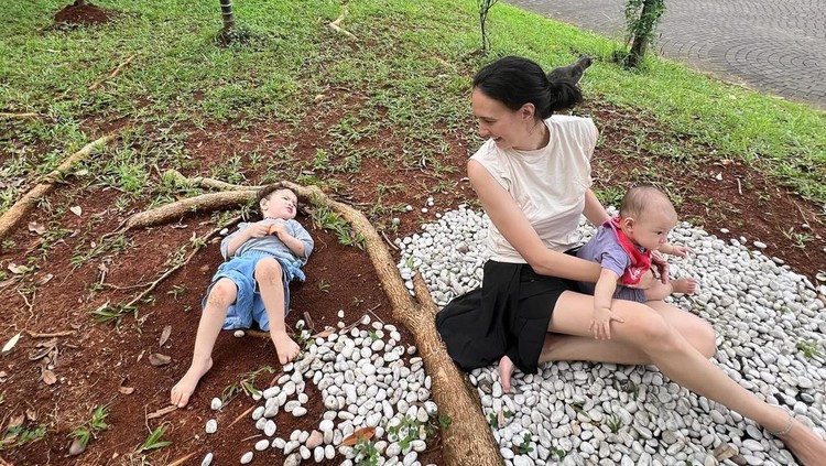 Dimas Anggara dan Nadine Chandrawinata