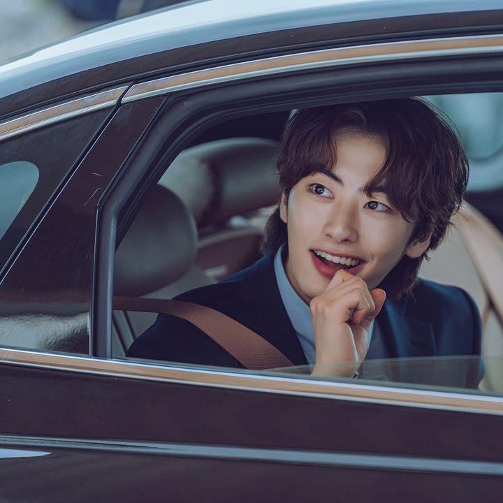 <p>Diperankan oleh Lee Woo Jin, karakter Lee Won Jung digambarkan sebagai murid yang kaya akan visual dan kebaikan. Keluarganya adalah politikus-politikus kuat di Korea. (Foto: Studio Dragon)</p>