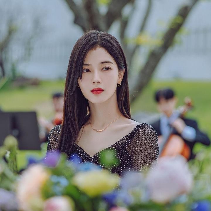 <p><em>Hierarchy</em> adalah drama Korea original Netflix yang mengisahkan persaingan murid kaya raya di Jooshin High School. Di foto ini terlihat tokoh Jung Jae Yi (Roh Jeong Eui), gadis angkuh yang menjadi ratu di Jooshin High School. (Foto: Studio Dragon)</p>