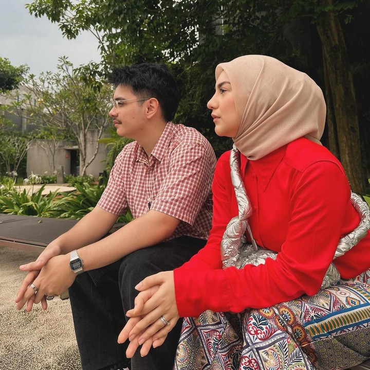 <p>Sean Ivan de Beule lahir pada 17 Agustus 2000 silam dan baru berusia 23 tahun, Bunda. Ia terpaut jarak usia empat tahun dari Irish Bella yang kini menginjak 28 tahun. (Foto: Instagram @_irishbella_ @seanivan08)</p>
