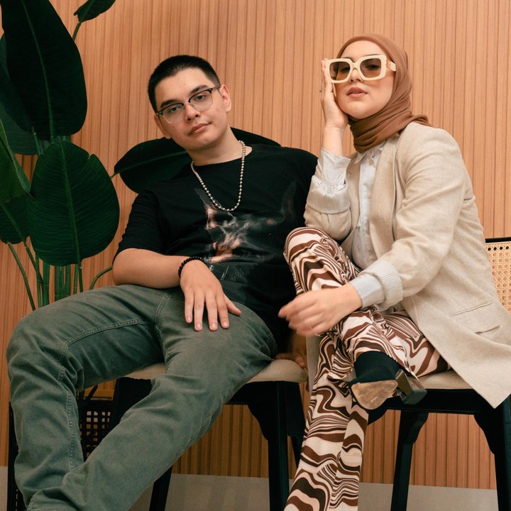 <p>Irish Bella kerap memperlihatkan momen keseruan besama sang adik lewat akun media sosialnya, nih. Intip saja ketika mereka berpose membuat video OOTD modis. (Foto: Instagram @_irishbella_ @seanivan08)</p>