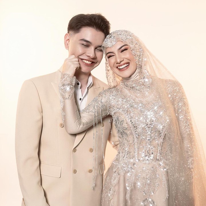 <p>Tak sedikit pula yang menyebut keduanya berparas sangat mirip seperti saudara kembar, Bunda. "Kembar banget sama adeknya," kata @mutia****. "Versi cowok versi cewek nggak ada obat pokoknya cakep cakep," kata akun @rosa_abdu******* (Foto: Instagram @_irishbella_ @seanivan08)</p>