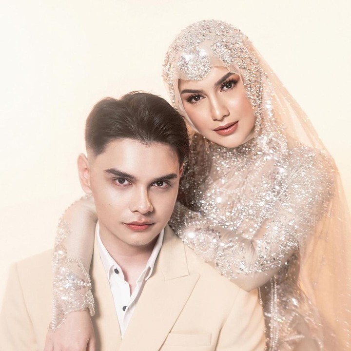 <p>Sean dan Irish baru saja melakukan sesi pemotretan. Dalam foto yang dibagikan, mereka tampil kompak mengenakan busana pesta bernuansa <em>beige.</em> (Foto: Instagram @_irishbella_ @seanivan08)</p>