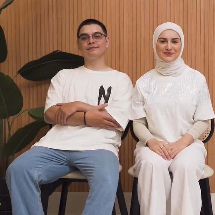 <p>Irish Bella memiliki seorang adik laki-laki bernama Sean Ivan de Beule. Keduanya tumbuh besar menjadi kakak-beradik yang kompak dan saling menyayangi. (Foto: Instagram @_irishbella_ @seanivan08)</p>