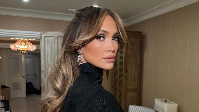 Candaan Jennifer Lopez soal Rok Lepas di Atas Panggung Saat Ulang Tahun